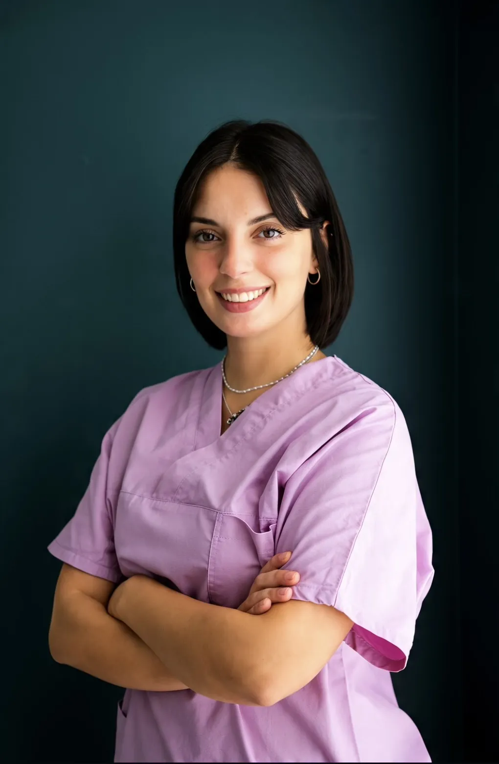 Clara Rossi, osteopata a Origgio e Saronno, sorridente in divisa da studio